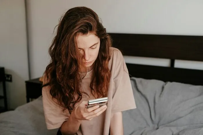 “Sickening”: 47 Times Women Deeply Regretted Looking Through Their Partner’s Phone