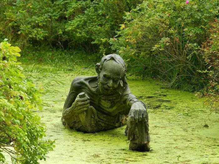Una estatua hallada en un jardín de esculturas en Irlanda, medio sumergida y sosteniendo una soga.