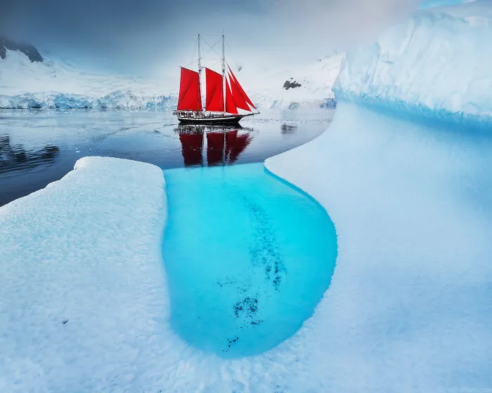 This Photographer Captured 42 Dreamlike Images Of Antarctica