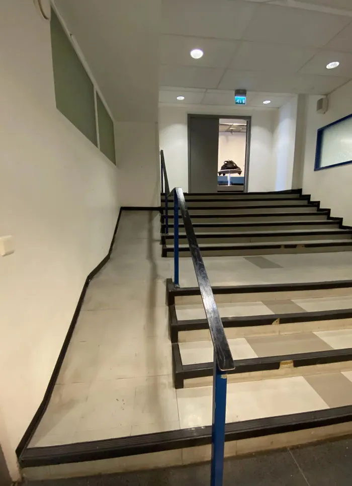 Mi escuela intentó hacer que la escalera que lleva a la cafetería fuera accesible para usuarios de sillas de ruedas.