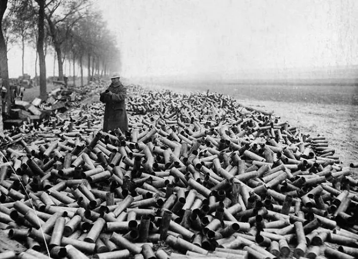 Proyectiles de artillería vacíos tras un bombardeo durante la Primera Guerra Mundial.