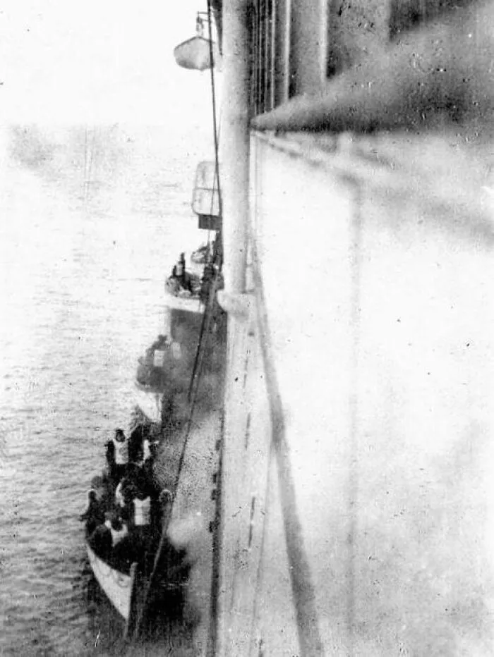 Supervivientes del Titanic embarcando en el Carpathia