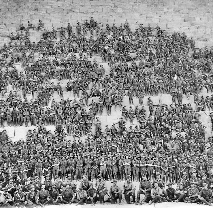 Soldados del 11.º Batallón de la Fuerza Imperial Australiana posando en la Gran Pirámide de Giza el 10 de enero de 1915, antes del desembarco en Gallipoli.