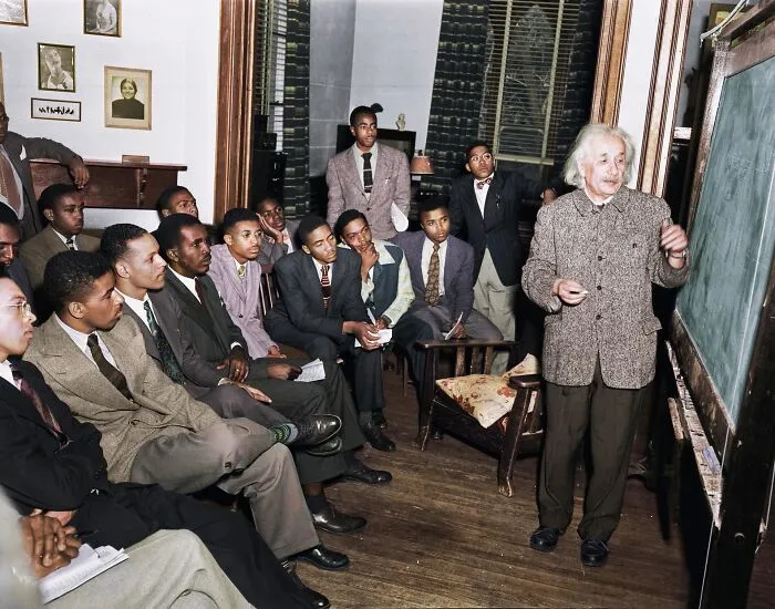 Albert Einstein impartiendo clases en Lincoln, la primera universidad históricamente negra de los Estados Unidos, 1946.