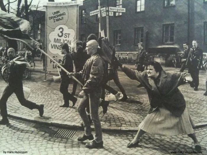 La hija de un prisionero de un campo de concentración golpea a un neonazi con su bolso (Suecia, 1985)