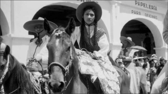 En tiempos de la Revolución Mexicana, las mujeres también desempeñaron diversas funciones, pudiendo llegar a alcanzar el rango de oficial. Comúnmente se las conocía como "Las Adelitas" o "Soldaderas".