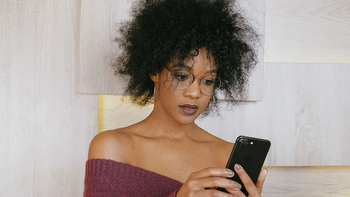Woman Sends An Outrageous 7 AM Request To A Wedding Guest To Ask For A Free Favor