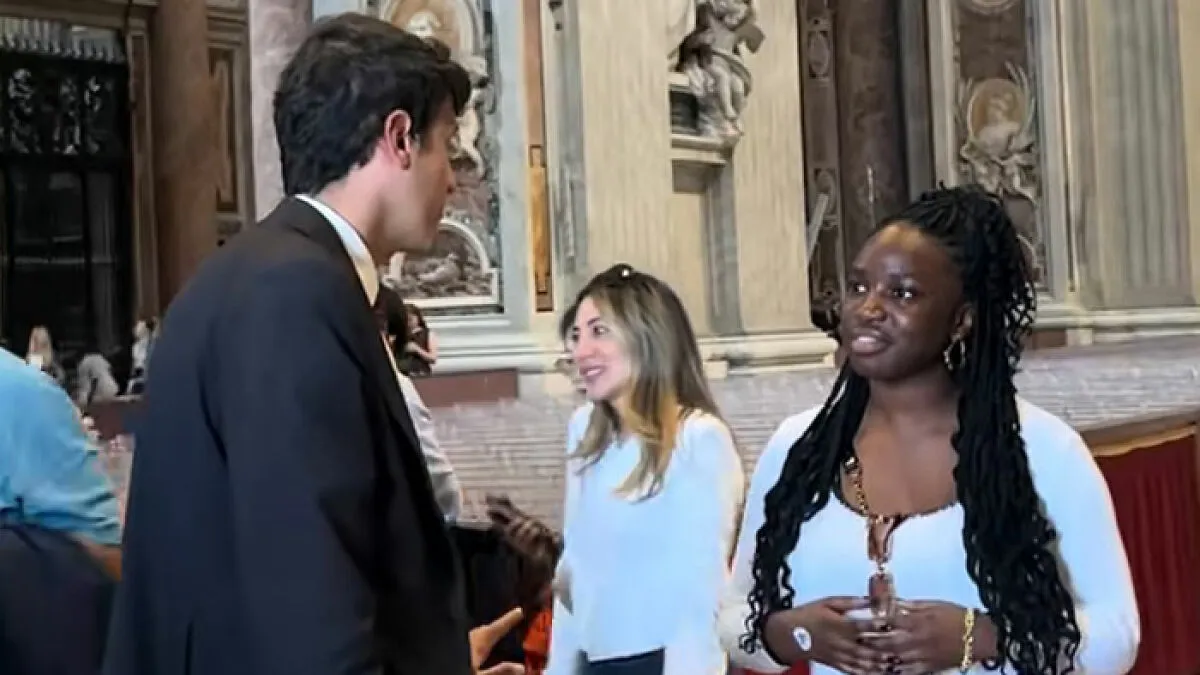 Awkward Video Shows Woman Refusing To Stop Singing At The Vatican After Multiple Security Guards Ask Her To Leave
