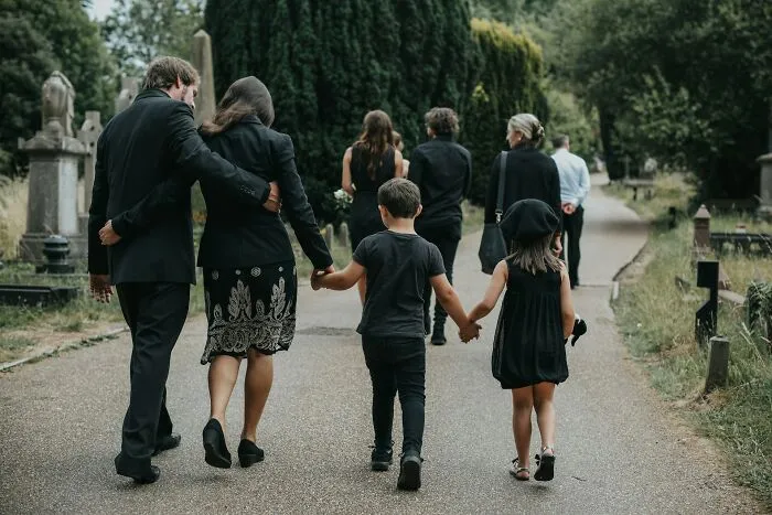30 Wild Stories Of People Whose Double Lives Eventually Caught Up With Them