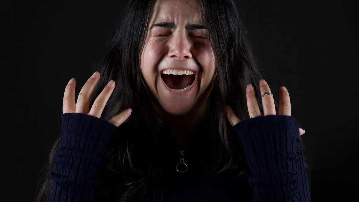 Customer Freaks Out Over Her Tattoo, It Takes 20 Minutes For Anyone To Understand Why