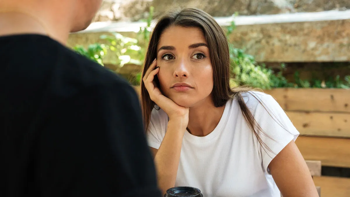 Man Repeatedly Leaves Fiancée Waiting While He Chats With Strangers, Ends Up Losing The Relationship