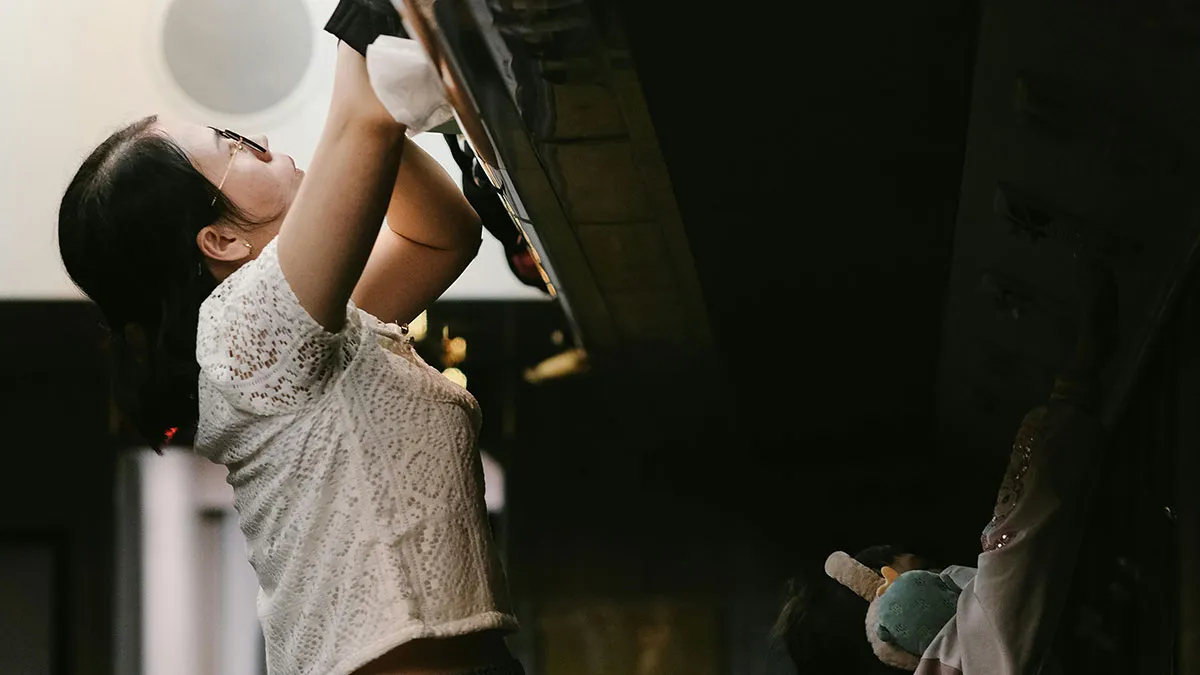 “Leave Your Stuff Behind”: 20 Flight Industry Pros Share Their Best Tips And Warnings