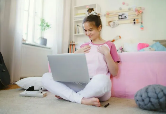63 Examples Of Millennial “Pick Me” Behavior That Still Make Folks Cringe