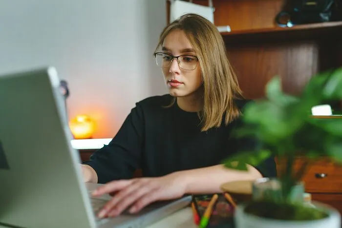 63 Examples Of Millennial “Pick Me” Behavior That Still Make Folks Cringe