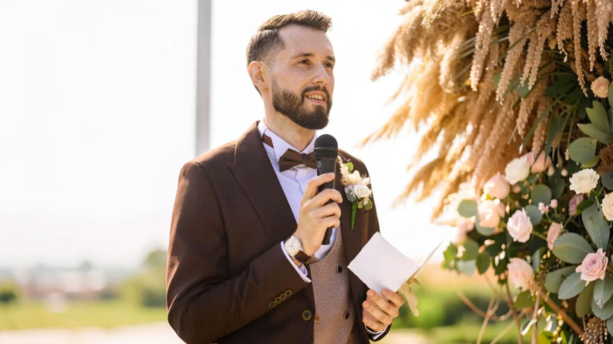 Groom Passes Out Envelopes During His Wedding Speech, The Contents Empty The Room In Thirty Seconds