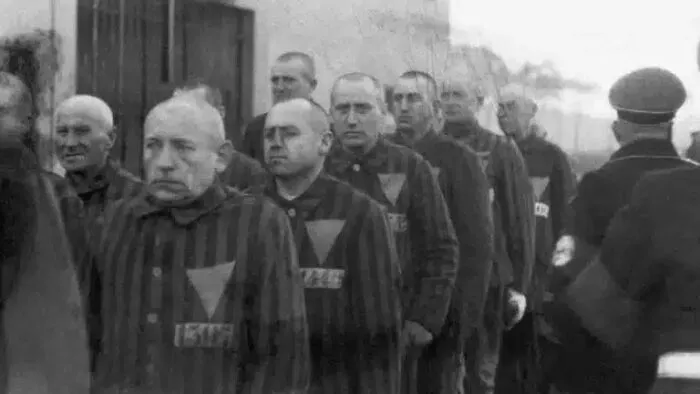 Prisioneros homosexuales en el campo de concentración de Sachsenhausen, Alemania, con triángulos rosas en sus uniformes el 19 de diciembre de 1938.