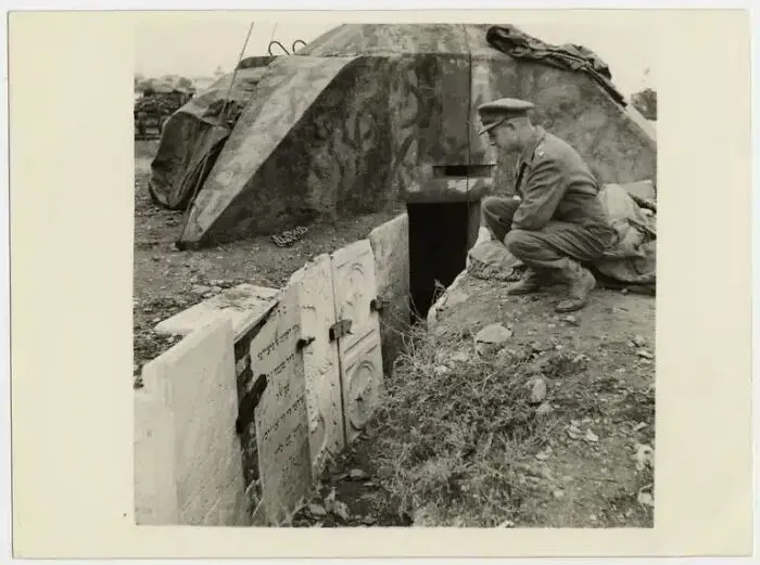 Trincheras abiertas en un punto fuerte alemán, flanqueadas por lápidas judías profanadas, Salónica, 1944.