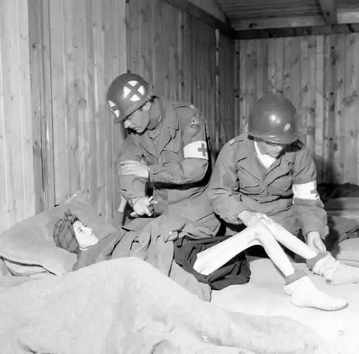 Personal médico de la 6.ª División Blindada de EE. UU. libera un campo de concentración para mujeres cerca de Penig, Alemania – abril de 1945