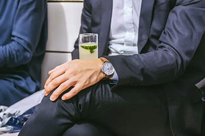 “Leave Your Stuff Behind”: 20 Flight Industry Pros Share Their Best Tips And Warnings