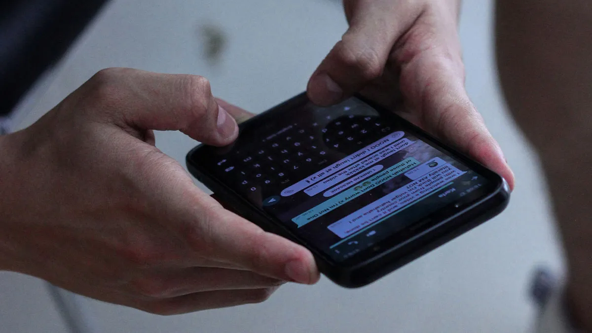 “My Dad Sucked”: 67 People Reveal What They Found When Unlocking Their Late Parents’ Phones