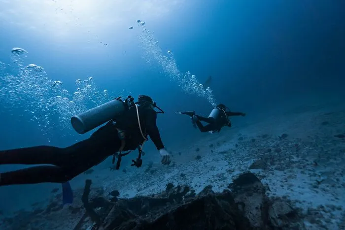 21 Terrifying Stories That Might Make You Never Go Underground Or Underwater