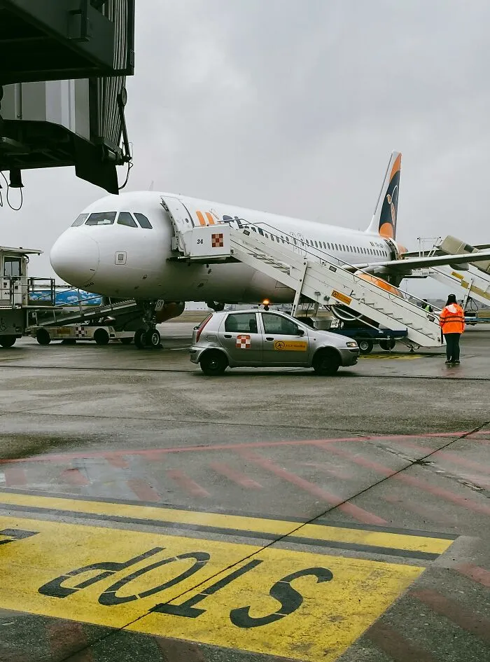 “Leave Your Stuff Behind”: 20 Flight Industry Pros Share Their Best Tips And Warnings