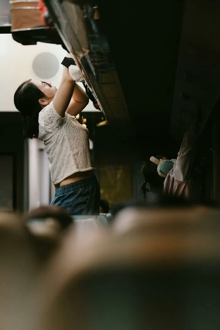 “Leave Your Stuff Behind”: 20 Flight Industry Pros Share Their Best Tips And Warnings