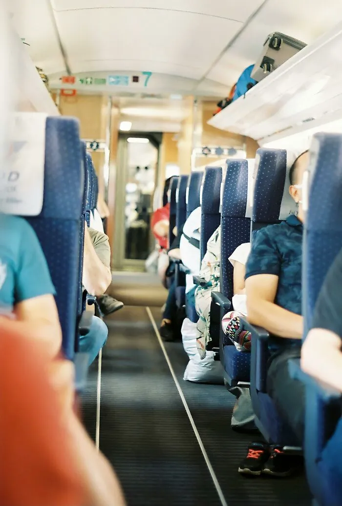 “Leave Your Stuff Behind”: 20 Flight Industry Pros Share Their Best Tips And Warnings