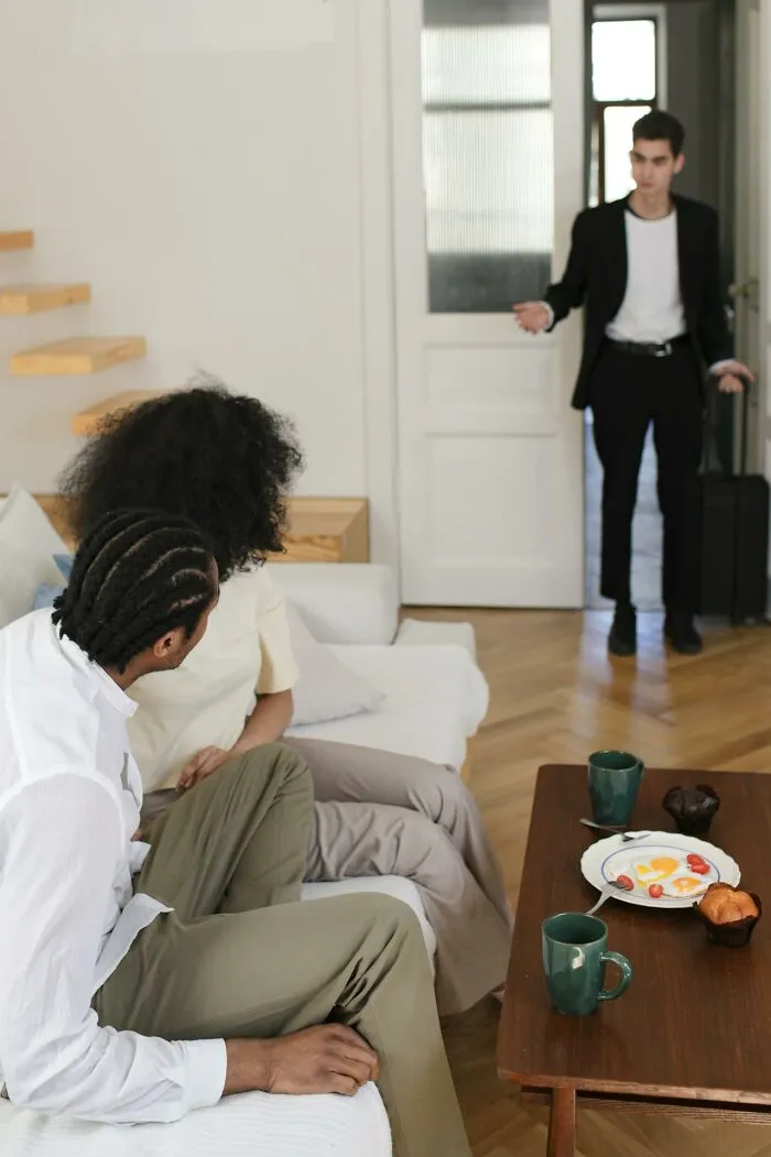 56 Times People Discovered Their Partners Cheating From The Most Unexpected Clues
