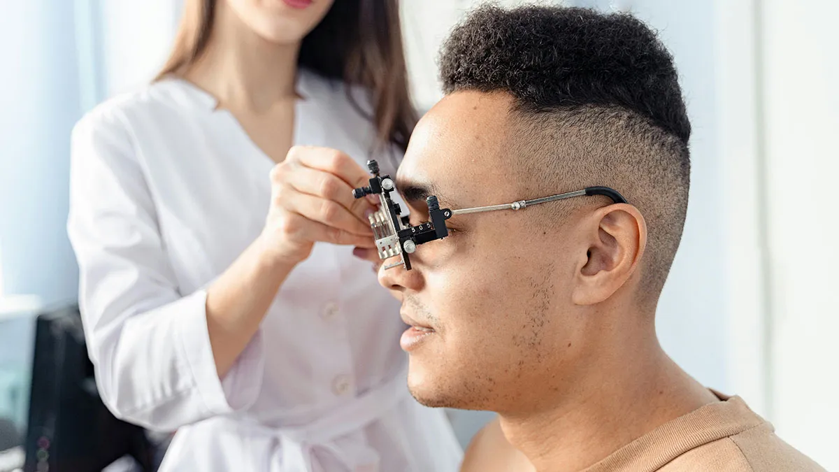 Customer Refuses To Listen To Licensed Optician, Discovers Why Experts Warned Him From The Start