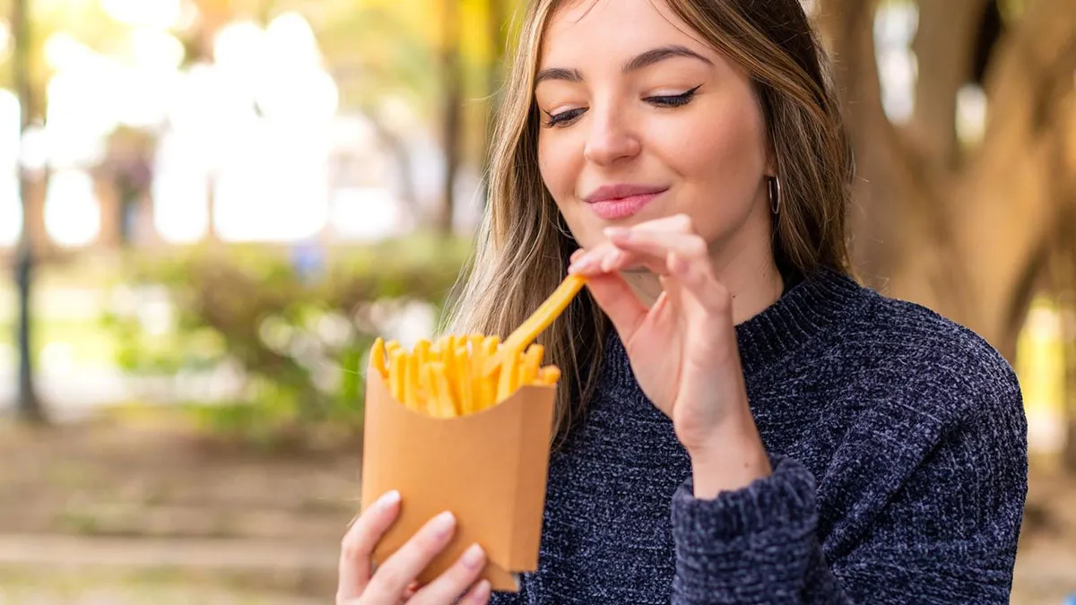 Guy Begs GF To Change Her Unhealthy Diet Before Proposing To Her, She Laughs It Off And Loses Him 