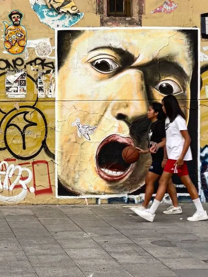 35 Divertidas fotos «accidentales» tomadas en el momento justo por este fotógrafo callejero