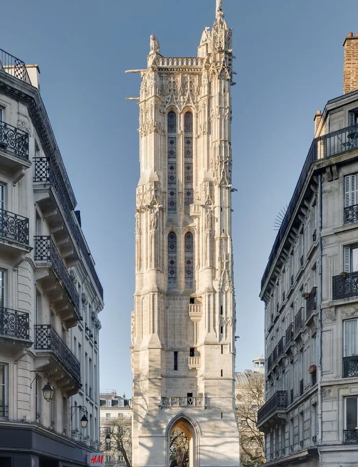 30 Famous Landmarks That Hide Incredible Stories Most People Never Hear About 