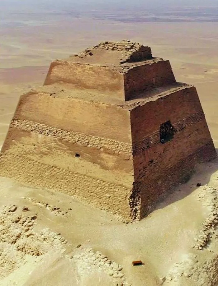 30 Famous Landmarks That Hide Incredible Stories Most People Never Hear About 