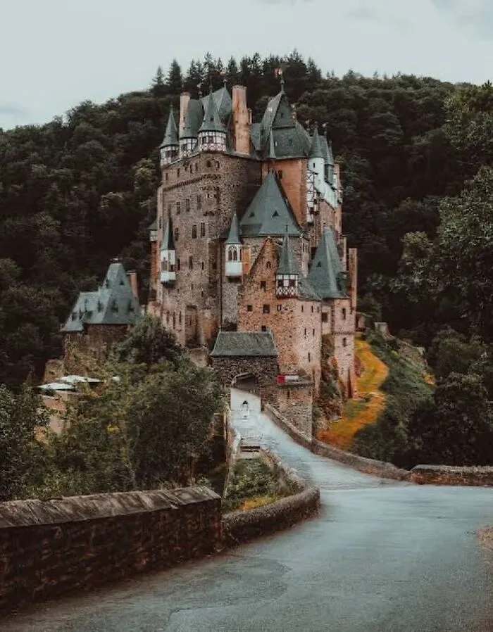 30 Famous Landmarks That Hide Incredible Stories Most People Never Hear About 