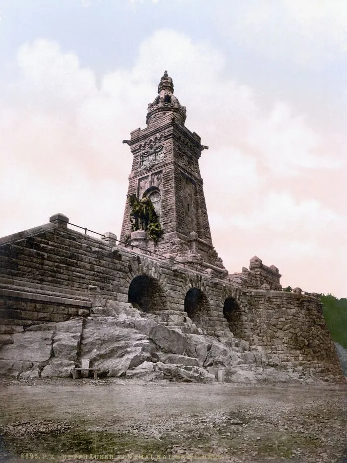 30 Famous Landmarks That Hide Incredible Stories Most People Never Hear About 