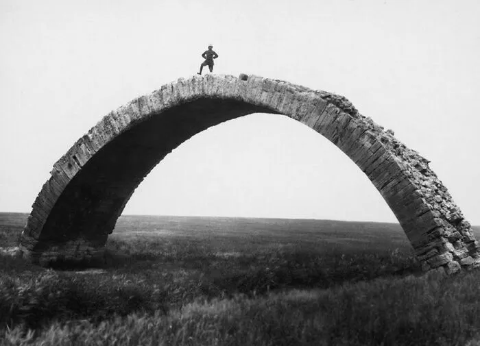 30 Famous Landmarks That Hide Incredible Stories Most People Never Hear About 