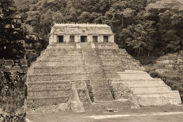 30 Famous Landmarks That Hide Incredible Stories Most People Never Hear About 