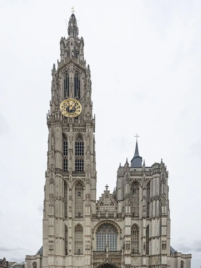 30 Famous Landmarks That Hide Incredible Stories Most People Never Hear About 