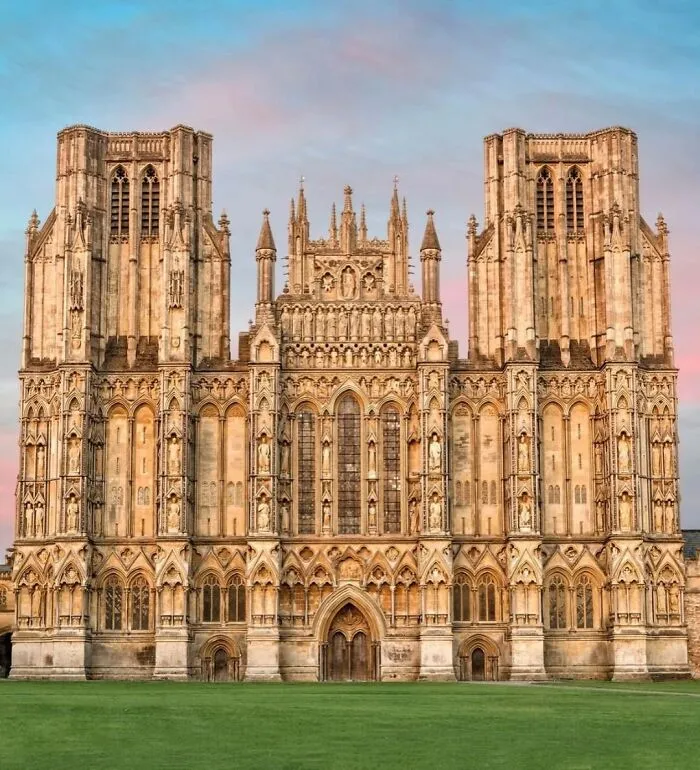 30 Famous Landmarks That Hide Incredible Stories Most People Never Hear About 