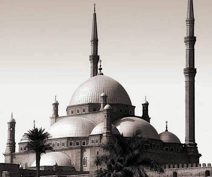 30 Famous Landmarks That Hide Incredible Stories Most People Never Hear About 