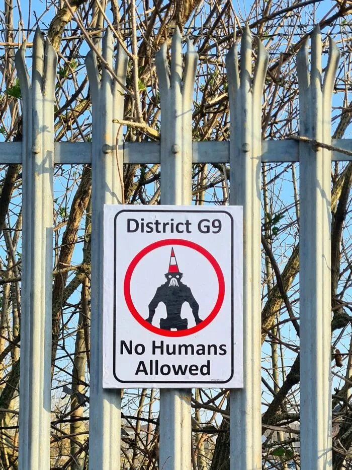 33 Divertidos carteles públicos que parecen oficiales hasta que los miras bien
