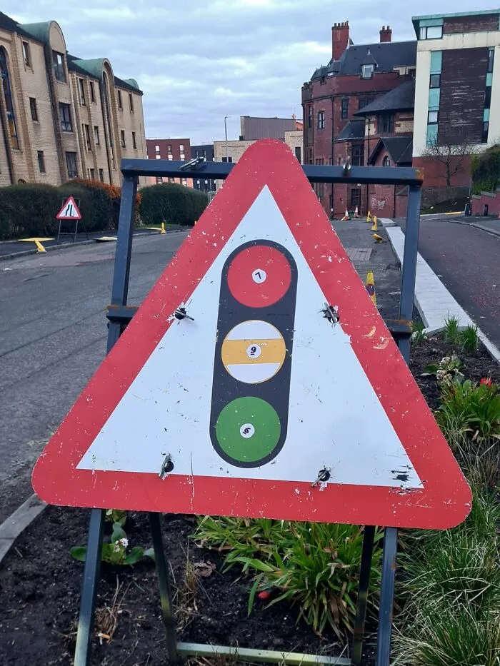33 Divertidos carteles públicos que parecen oficiales hasta que los miras bien
