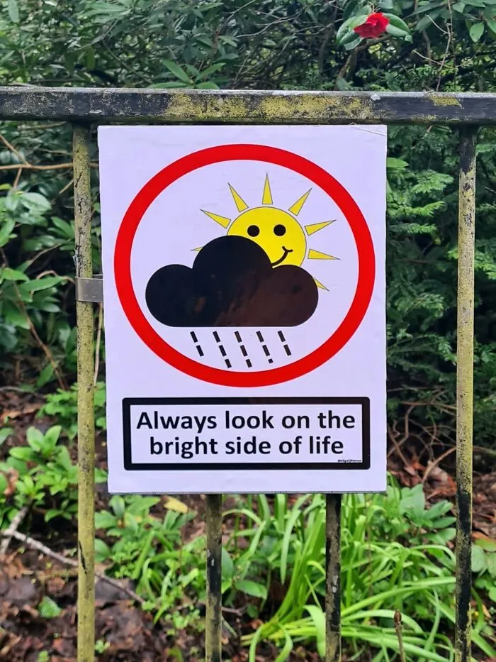 33 Divertidos carteles públicos que parecen oficiales hasta que los miras bien