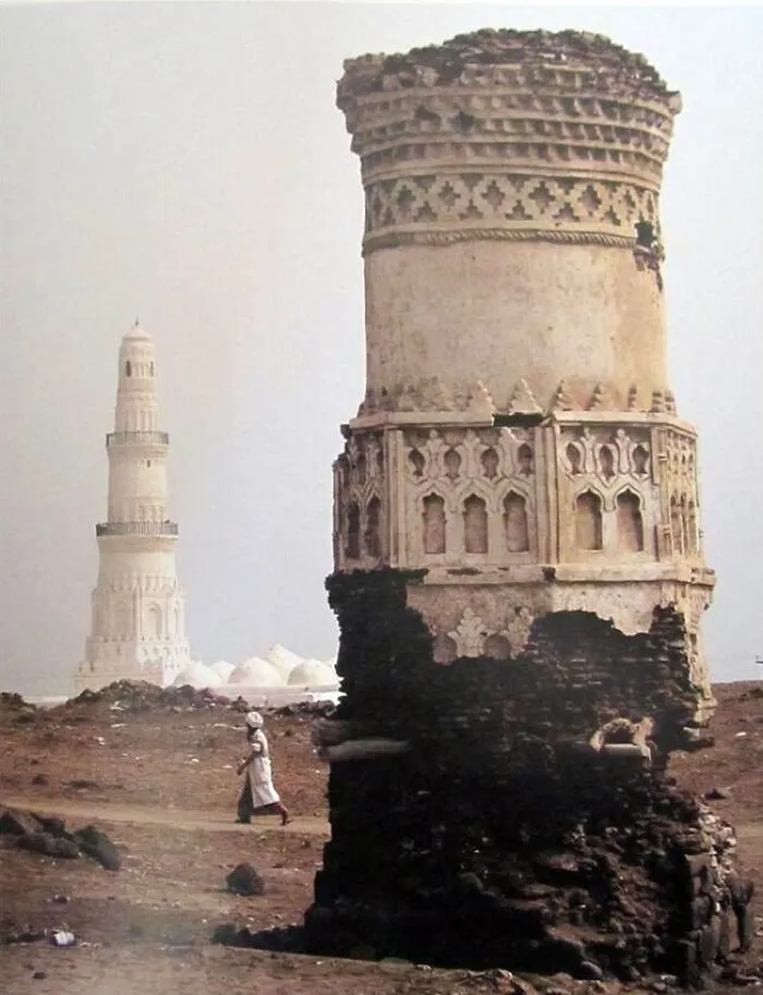 30 Famous Landmarks That Hide Incredible Stories Most People Never Hear About 