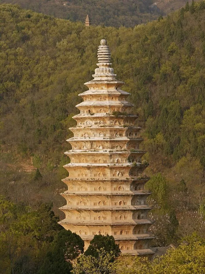 30 Famous Landmarks That Hide Incredible Stories Most People Never Hear About 