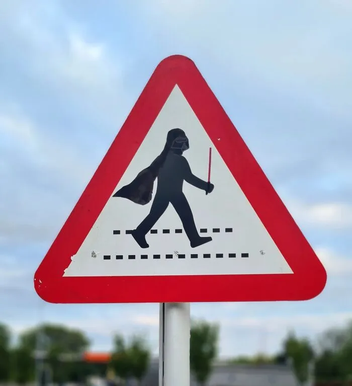 33 Divertidos carteles públicos que parecen oficiales hasta que los miras bien