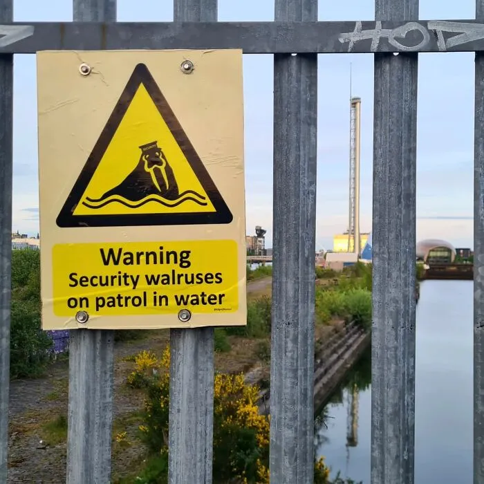 33 Divertidos carteles públicos que parecen oficiales hasta que los miras bien