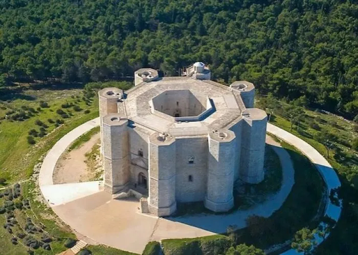 30 Famous Landmarks That Hide Incredible Stories Most People Never Hear About 