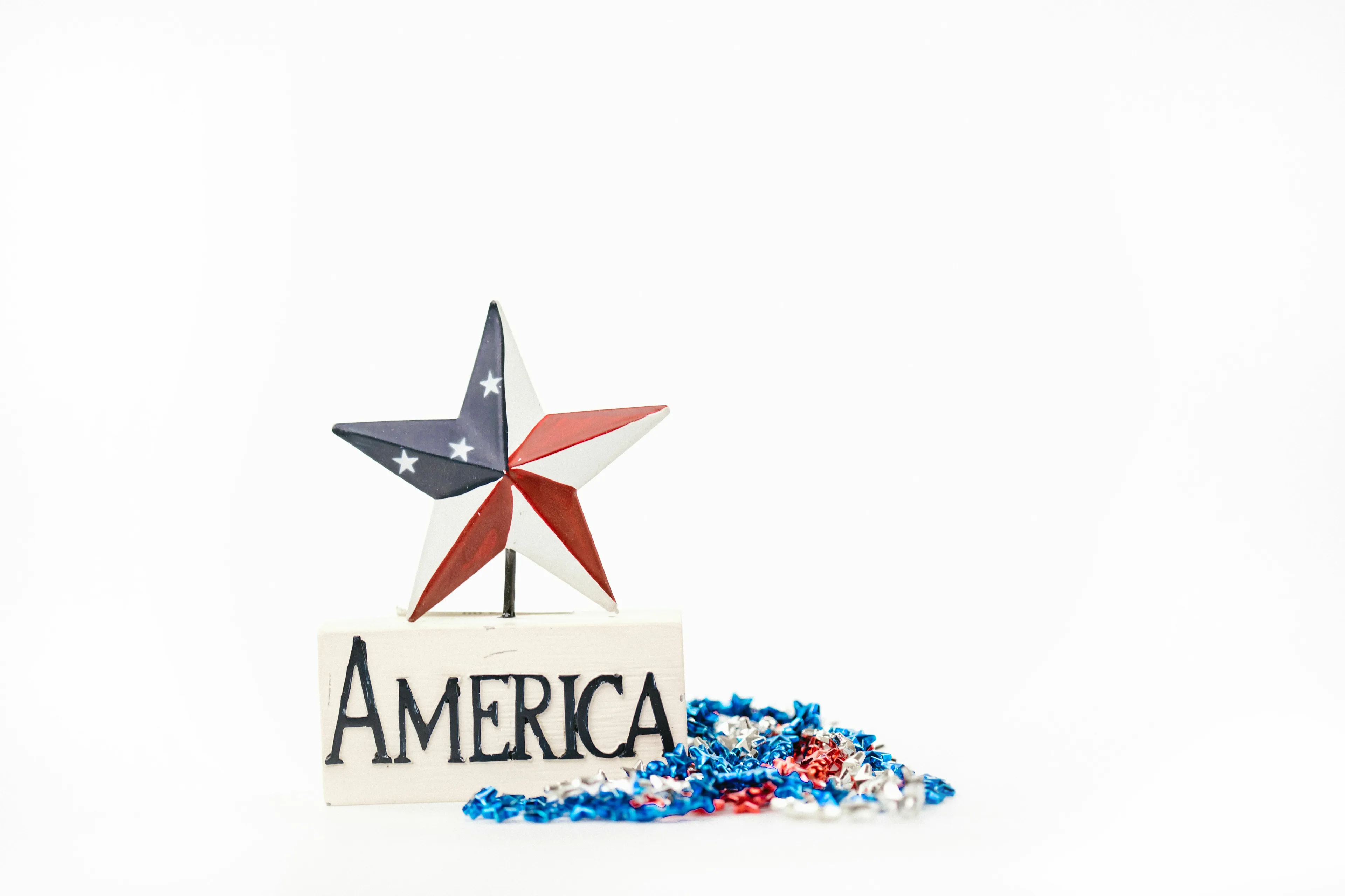 An America sign with a star and festive garland, representing the country's independence from another nation.